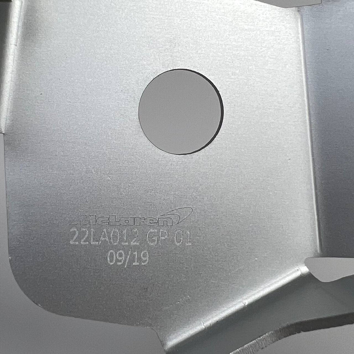 MCLAREN BRACKET SUPPORT OEM 22LA012