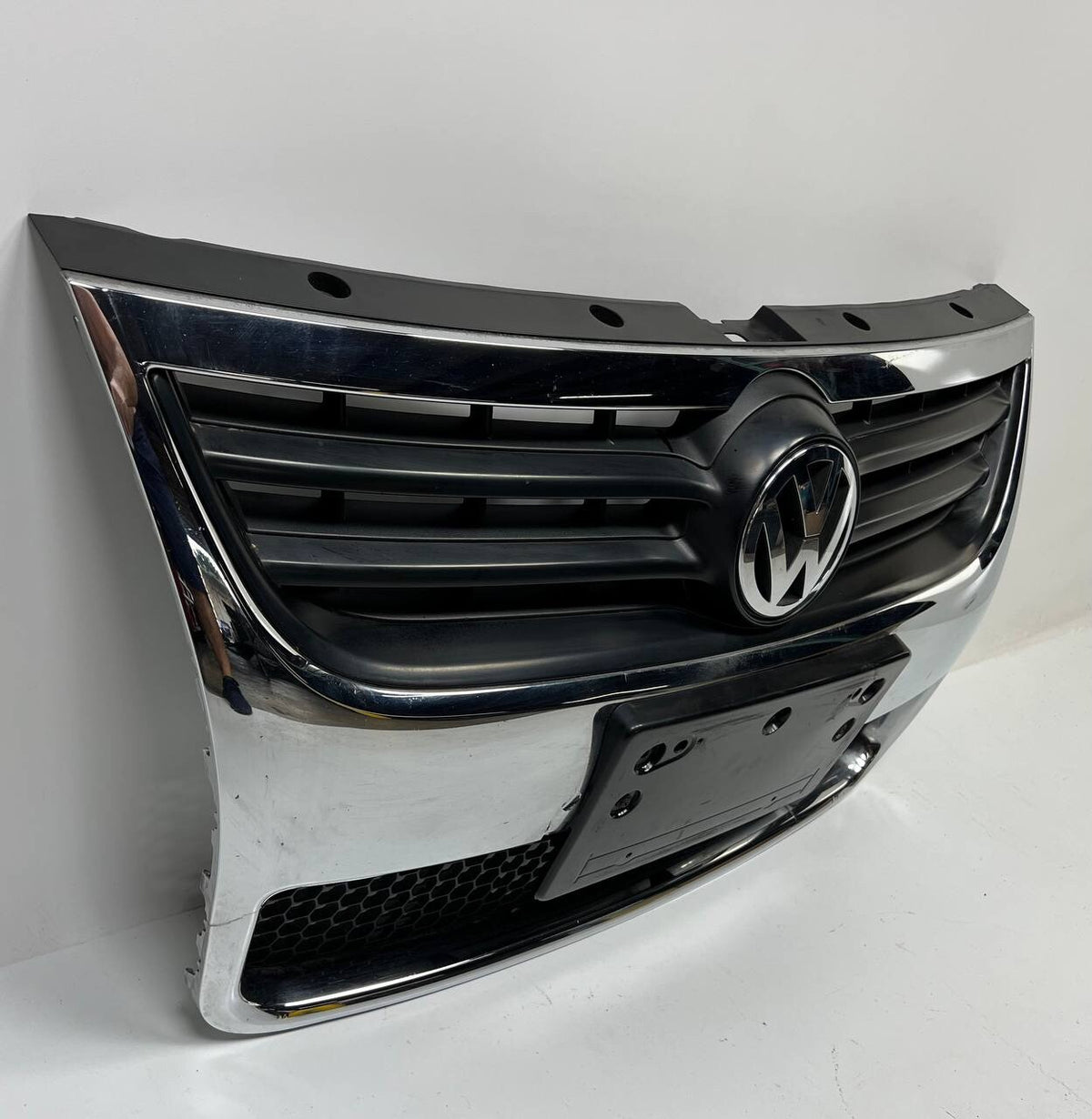 2007 2008 2009 VOLKSWAGEN TOUAREG FRONT BUMPER CENTR GRILLE W/ EMBLEM CHROME