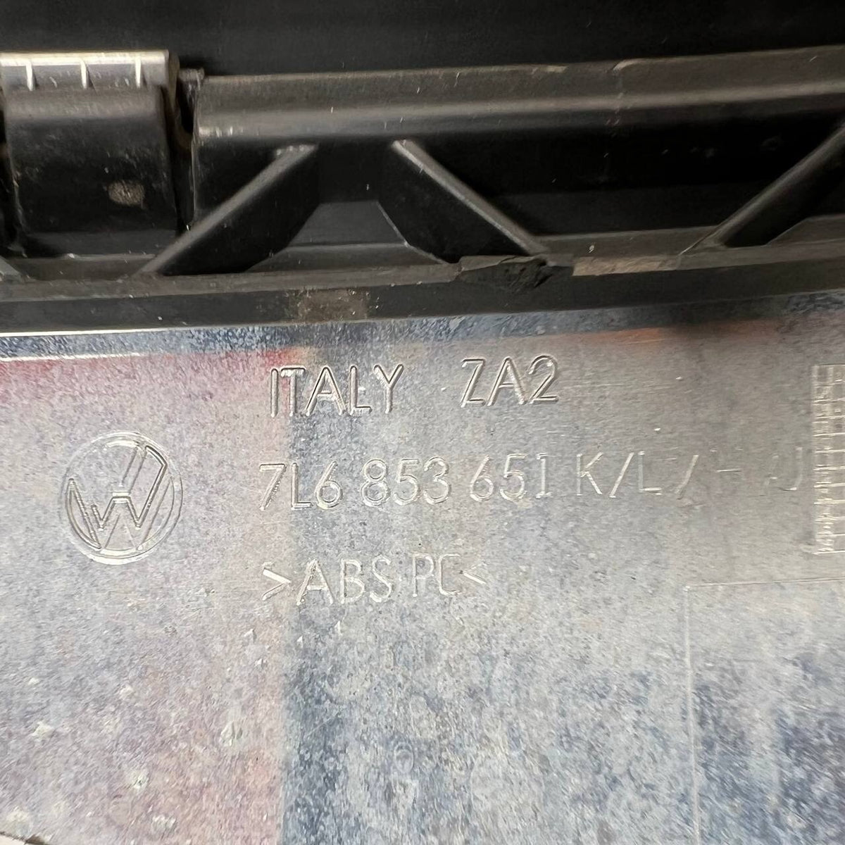 2007 2008 2009 VOLKSWAGEN TOUAREG FRONT BUMPER CENTR GRILLE W/ EMBLEM CHROME