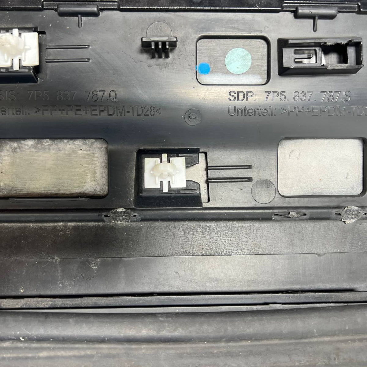 2011 2012 2013 2014 2015-2018 PORSCHE CAYENNE FRONT LEFT LOWER DOOR MOLDING TRIM
